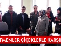 ÖĞRETMENLER ÇİÇEKLERLE KARŞILANDI