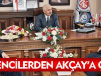 ÖĞRENCİLERDEN AKÇAY'A ÇİÇEK