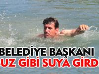 BELEDİYE BAŞKANI BUZ GİBİ SUYA GİRDİ