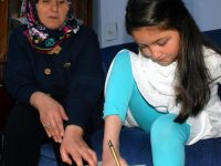 DOĞUŞTAN İKİ KOLU OLMAYAN NİSANUR, AZMİYLE ÖRNEK OLUYOR