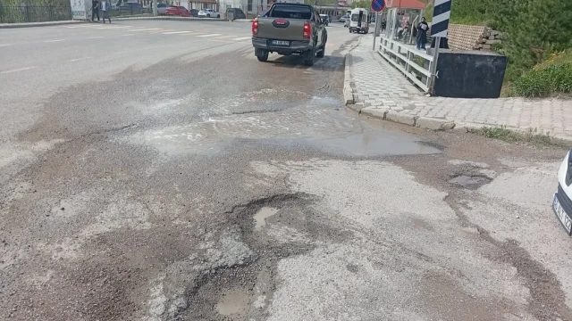 2. Etap TOKİ Ve Akçakale Yolunda Çukur Çilesi: Vatandaş Çözüm Bekliyor
