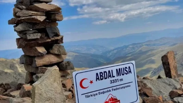 Abdal Musa Zirvesi’ne Türkiye Dağcılık Federasyonu Zirve Levhası Yerleştirildi