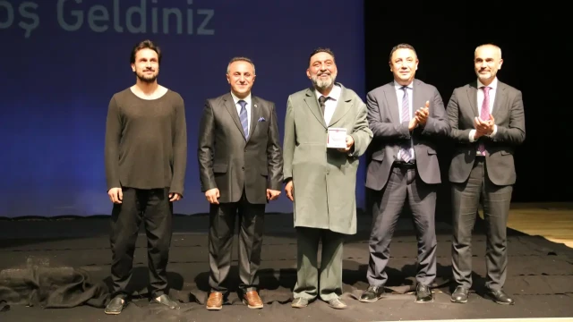 Ahmet Yenilmez'den Gümüşhane’de Dev Performans! 65. Gösterim Ayakta Alkışlandı