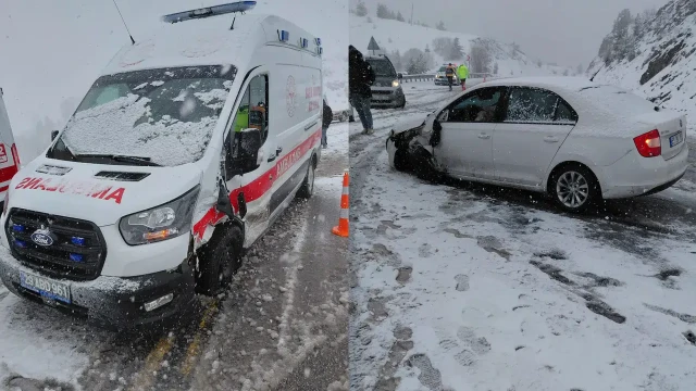 Ambulans ile otomobil çarpıştı: 3 kişi yaralandı