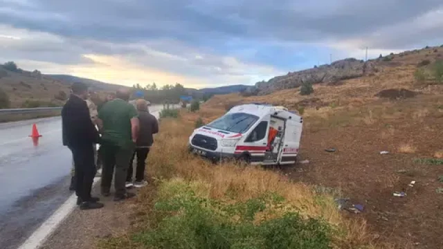 Ambulans takla attı: 3 sağlık personeli yaralandı
