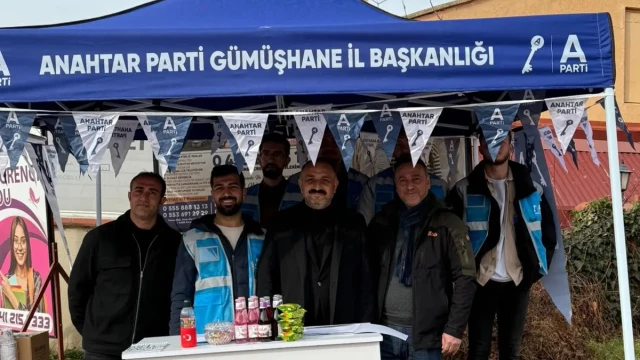 Anahtar Parti Gümüşhane Gençlik Kolları Sahada: Üniversite Önünde Üye Çalışması