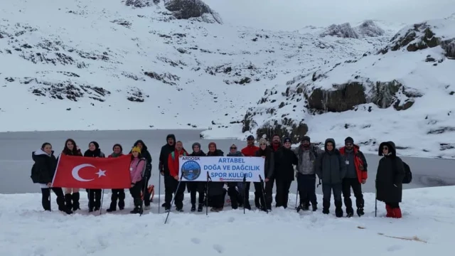 Artabel Göllerinde Kış Yürüyüşü: 20 Kişilik Ekip Buzul Göllerine Tırmandı