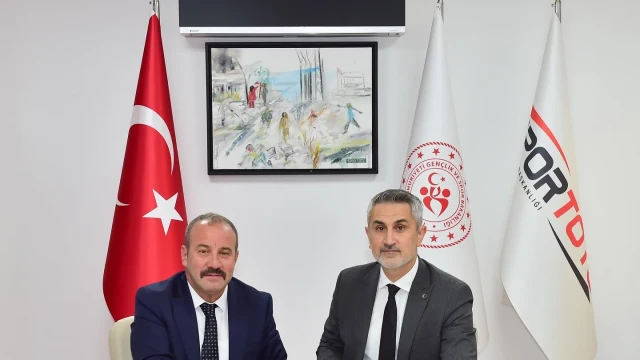Bahçeli Beldesine Çifte Yatırım: Modern Futbol Sahası ve Yeni Hizmet Araçları Hizmete Alındı