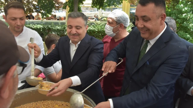 Gümüşhane Belediyesi’nden Bin Kişilik Aşure İkramı
