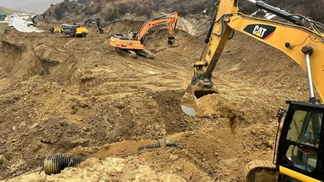 Gümüşhane-Erzincan yolundaki heyelan bölgesine 328 fore kazık çakılacak