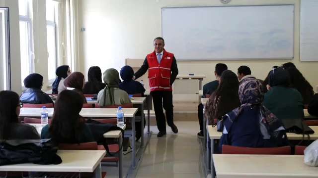 Gümüşhane Üniversitesinde dersler Kızılay yelekleriyle yapıldı