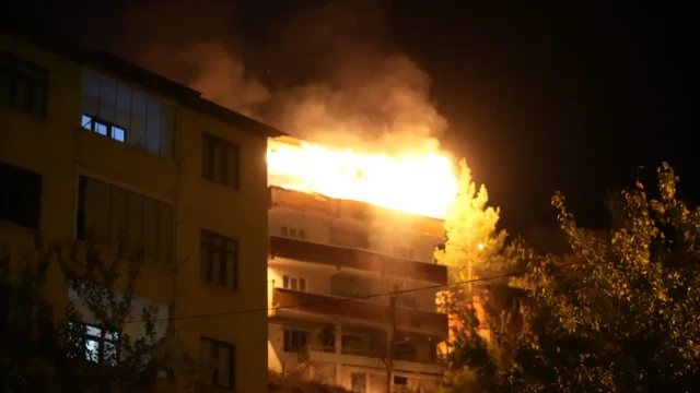 Gümüşhane’de 4 katlı binada çıkan yangın paniğe neden oldu