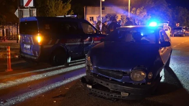 Gümüşhane’de alkollü sürücü jandarma aracına çarptı, ehliyetine el konuldu