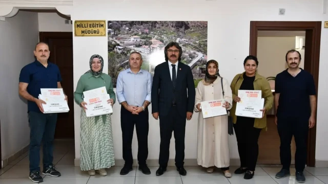 Gümüşhane'de Bilimin Öncüsü Öğretmenlere Plaket Verildi