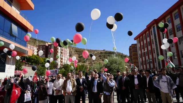 Gümüşhane’de Gazze İçin Balonlar Gökyüzüne Bırakıldı