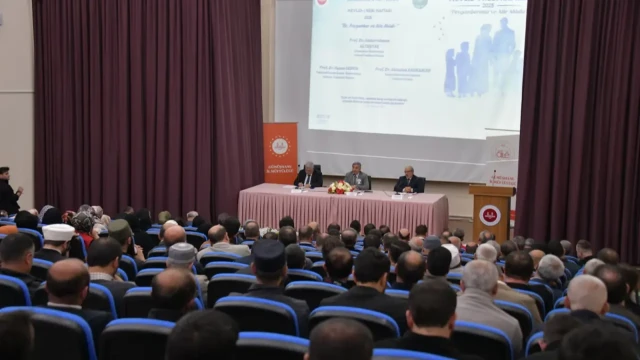 Gümüşhane'de 'Hz. Peygamber ve Aile' konferansı düzenlendi