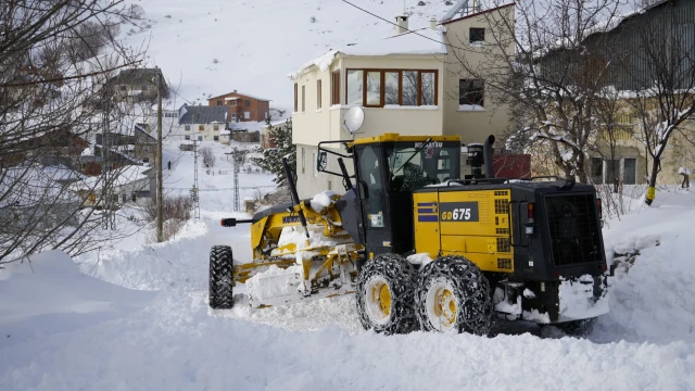 Gümüşhane'de kapanan köy yollarında kar mesaisi aralıksız sürüyor