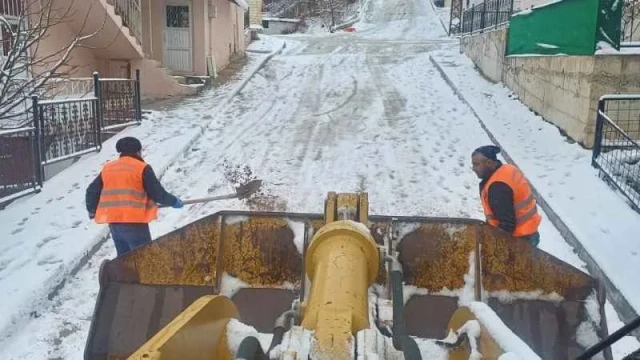 Gümüşhane’de karla mücadele çalışmaları aralıksız sürüyor: Yollar ulaşıma açık