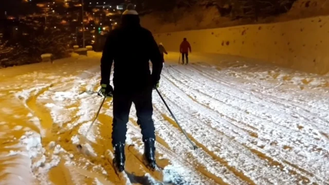 Gümüşhane’de kayakçılar kar yağışını fırsata çevirdi: Şehir merkezine kayarak indiler