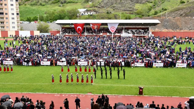 Gümüşhane'de Mezuniyet Coşkusu: Stadyum Tıklım Tıklım Doldu