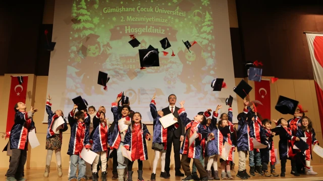 Gümüşhane'de Miniklerin Kep Atma Coşkusu: Geleceğin Bilim İnsanları Diplomalarını Aldı!