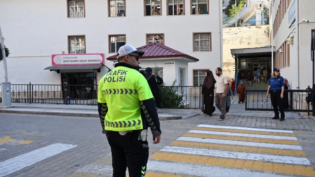 Gümüşhane'de Okul Çevrelerinde Sıkı Güvenlik Tedbiri — Fotoğraf 2