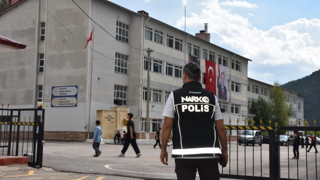Gümüşhane'de Okul Çevrelerinde Sıkı Güvenlik Tedbiri — Fotoğraf 3