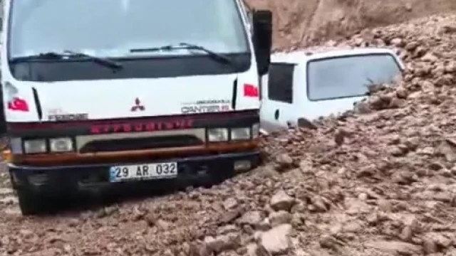 Gümüşhane'de Sağanak Yağış Sele Neden Oldu: Evler ve Araçlar Zarar Gördü