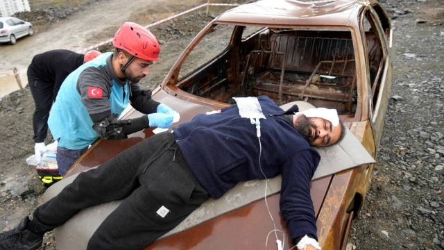 Gümüşhane'de UMKE Ekiplerinden Yağış Altında Heyelan ve Trafik Kazası Tatbikatı — Fotoğraf 1