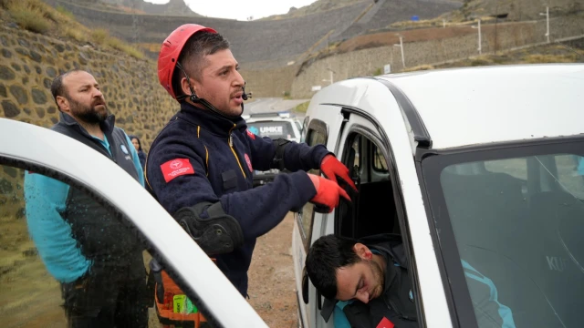 Gümüşhane'de UMKE Ekiplerinden Yağış Altında Heyelan ve Trafik Kazası Tatbikatı — Fotoğraf 3