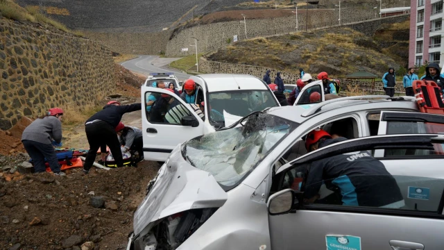 Gümüşhane'de UMKE Ekiplerinden Yağış Altında Heyelan ve Trafik Kazası Tatbikatı — Fotoğraf 4