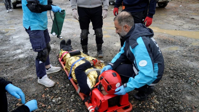 Gümüşhane'de UMKE Ekiplerinden Yağış Altında Heyelan ve Trafik Kazası Tatbikatı — Fotoğraf 11