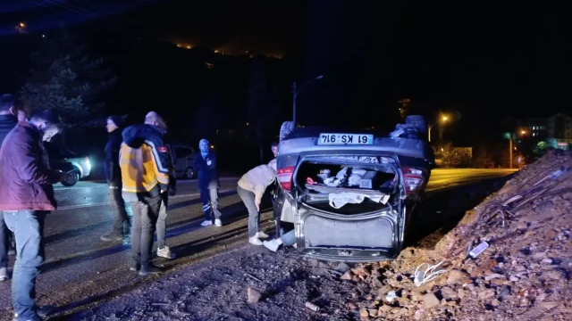 Gümüşhane'de yoldaki kaya parçaları kazaya neden oldu: 2 yaralı