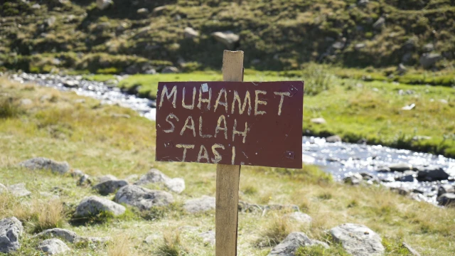 Gümüşhane’deki "Salah Taşı" Tartışmasında Tabela ve Bank Bir Gecede Kayboldu — Fotoğraf 3