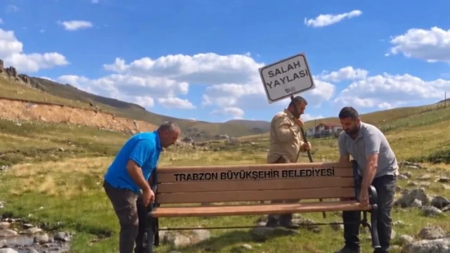 Gümüşhane’deki "Salah Taşı" Tartışmasında Tabela ve Bank Bir Gecede Kayboldu — Fotoğraf 7