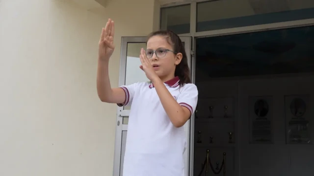 Gümüşhaneli 9 yaşındaki Buğlem, İstiklal Marşı'nı İşaret Diliyle Duyuruyor!
