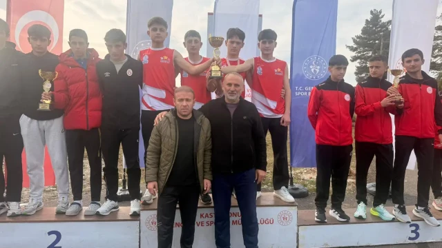 Gümüşhaneli atletler pistlerin tozunu attırdı