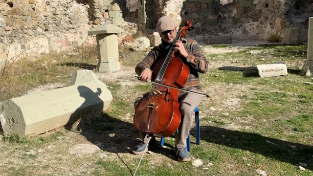 Gümüşhaneli Müzisyenden Tarihî Mekânlarda Viyolonselli Tanıtım Projesi