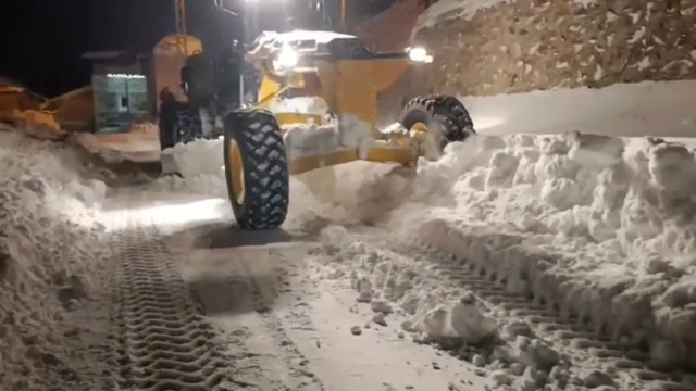 Gümüşhane'nin zirvelerinde kar seferberliği: Ekipler gece gündüz demeden çalışıyor