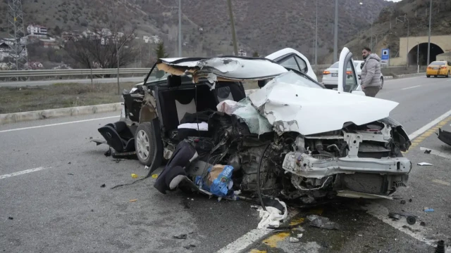 Hurdaya Dönen Araçtan Sağ Kurtuldular: 1’i Bebek 3 Yaralı