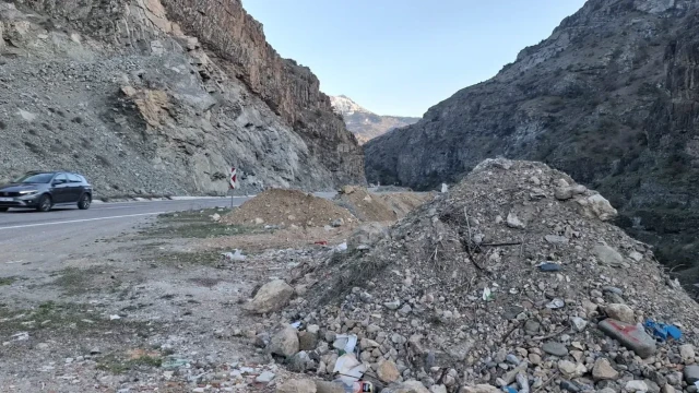 İkisu-Şiran Yolunda Tehlike Çanları: Heyelan Yetmezmiş Gibi Bir de Hafriyat!