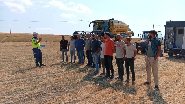 Jandarma Ekiplerinden Traktör ve Biçerdöver Sürücülerine Hayati Uyarılar
