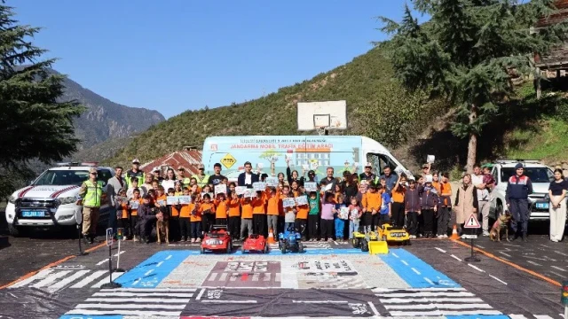 Jandarma’dan Kürtün’de Öğrencilere Mobil Trafik Eğitimi