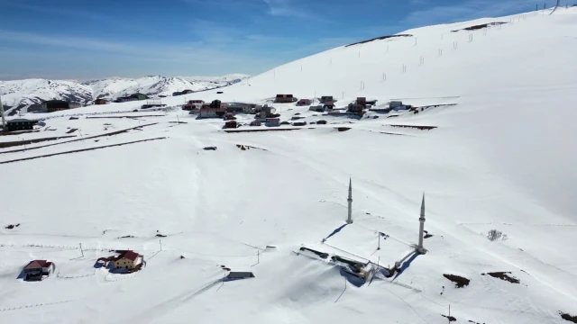 Kadırga Yaylası'ndaki üstü açık camiden kar manzaraları