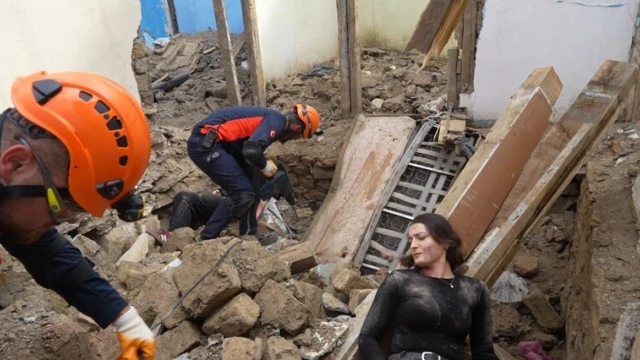 Kelkit’te 6.9’luk Deprem Senaryosu! Ekipler Enkaz Altındakiler İçin Zamanla Yarıştı — Fotoğraf 1