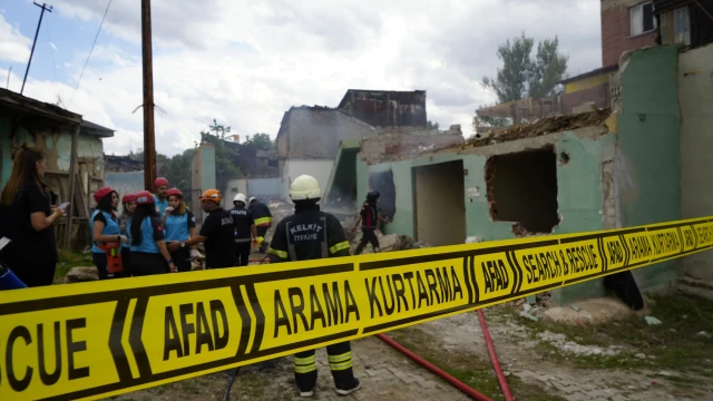 Kelkit’te 6.9’luk Deprem Senaryosu! Ekipler Enkaz Altındakiler İçin Zamanla Yarıştı — Fotoğraf 2