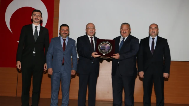Kelkit’te “Gençlik Çağında Bilgi ve Gelecek Planlaması” Konferansı