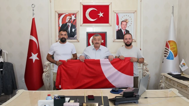 Kelkit’te Geremez’in Zirvesine Yeni Bayrak