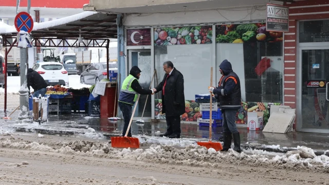 Kelkit’te Ramazan Bereketi Karla Geldi: Belediye Ekipleri 24 Saat Sahada