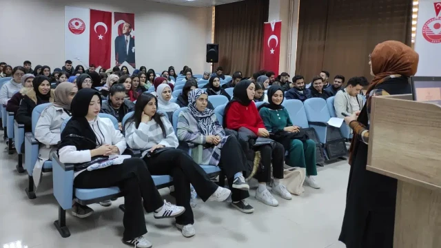 Kelkit'te Üniversitelilere Hayat Dersleri: Evlilik Ve Bağımlılık Masaya Yatırıldı